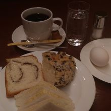 飲み物はコーヒーを注文。