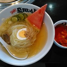 冷麺750円のキムチは結構酸っぱくて辛いです