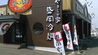 定番の冷麺750円のキムチは結構酸っぱくて辛いです。掛けすぎ注意です。