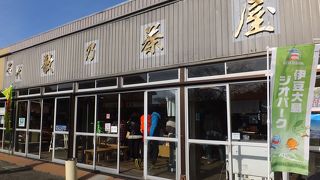 広い団体用食堂が。