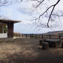 バス停の裏から登った誰も居ない展望台。