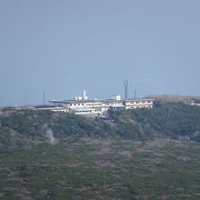 登山道から見た大島温泉ホテル。カルデラ壁にあります。