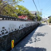 五色塀が残る武家屋敷通りです。