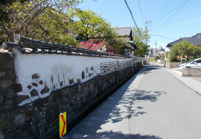 五色塀が残る武家屋敷通りです。