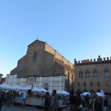 マッジョーレ広場に面しています