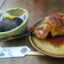 鶏の炭焼きと山賊むすび