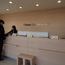 空港のすぐ近くのオフィスでレンタカーの手続きしました