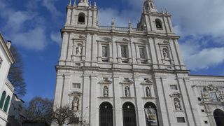 「泥棒市」の近くにある白亜の教会☆