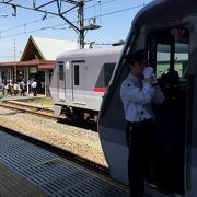 羊山公園の芝桜シーズンに特急レッドアローちちぶ号が臨時停車します。