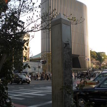 目白通り沿いの元飯田町の碑です。背景に、昭和館が映っています