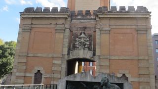 歴史ある町だという事を感じる門