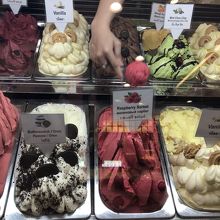 地下フードコートのアイスやさん