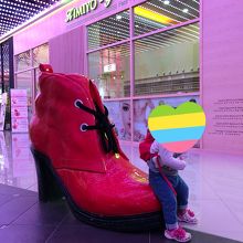 靴や時計のオブジェが色んなところに