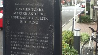 スマートなデザインの建物