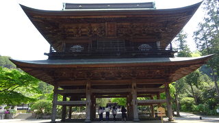 緑の中の荘厳な門