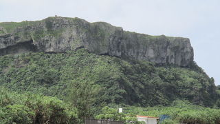 与那国島を訪れた時に初めに目に飛び込んできた巨大な岩山です。