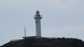 日本最西端にある岬の上の西崎灯台（いりざきとうだい）です。日本で一番最後に沈む夕陽を見ることが出来る人気のスポットです。