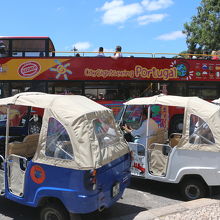 "Hop-on Hop-offバス"やトゥクトゥクもいます。