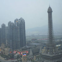 部屋から前のホテルのエッフェル塔がみえました