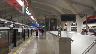 市内に向かうために電車を乗りかえる