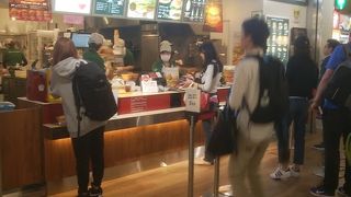 ケチャップ・マスタードはセルフサービス