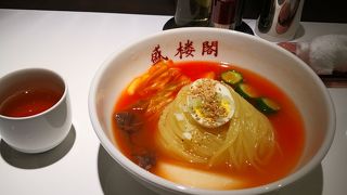 人気の冷麺を食べに