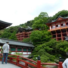 朱色の建物が見事です