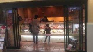 新百合ケ丘駅改札前のケーキ屋