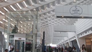 時間帯によっては入国審査は長蛇