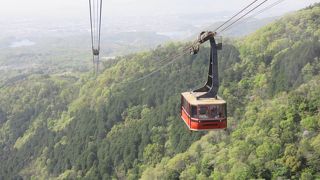 ロープウエイで上に上がると地上よりずっと涼しい