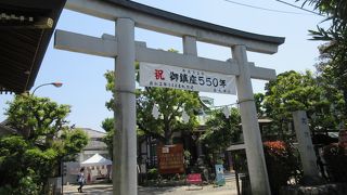 藤色の社殿です