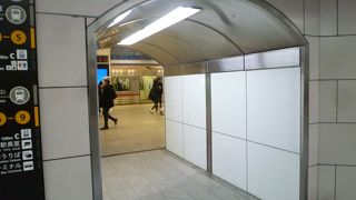 ホームにトンネル