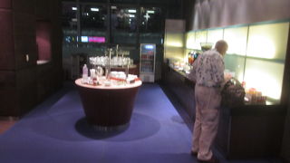 紫色の床にカラフルなテーブルシート