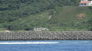 ＴＶドラマ「Ｄｒ．コトー診療所」の舞台となった志木那島診療所を海上から見学しました。