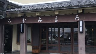 大鳥居の横の菓子屋さん
