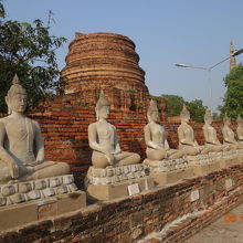 周囲を取り囲む座仏