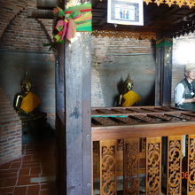 内部には井戸と仏像が