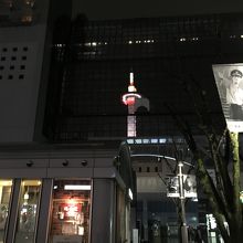 JRバスチケットセンターと駅ビルに映る京都タワー。