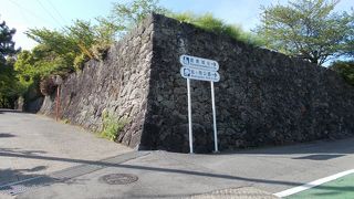 今は石垣が残っています。また2つの門が現存します。