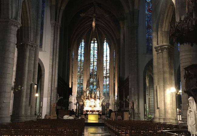 ベルギー最古のステンドグラスがある教会です。