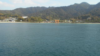 厳島神社の後ににそびえている弥山