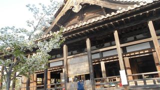 とても大きながっしりとした建物で　見ごたえがあります。