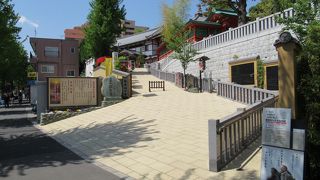 穴八幡宮 (高田八幡) の別当寺だった寺院です