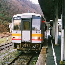 普通列新見行きキハ120系、備後落合駅にて。