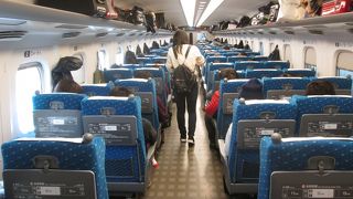 ３人席の中央しか空いていない