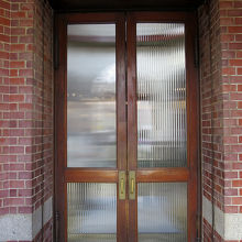 こうしたガラス戸も、今は見られなくなりました