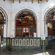 玄関を入りました…右手が有料ゾーンの入口です