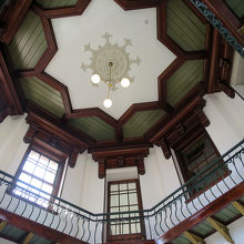 見上げれば、天井の彫刻まで美しいです