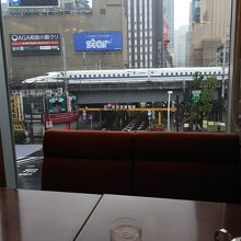 窓側の席からは新幹線が見えます