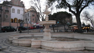 「サン・ペドロ・デ・アルカンタラ展望台」の西側の通りです